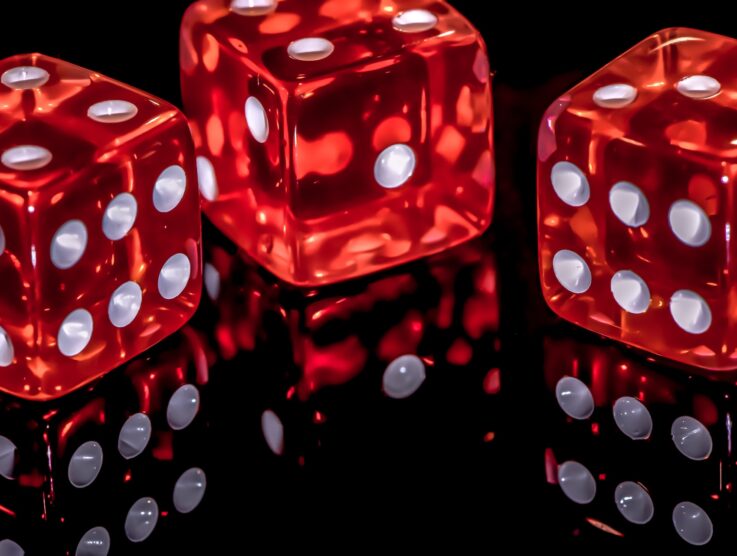 Gamblingens historie: Fra terninger og poker til online casino